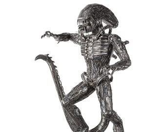 Xenomorph Alien 230cm Handmade Recycled Metal Art Statue for Indoor and Outdoor Ornament- Home Decor, and Garden- UK stock