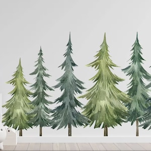 Può includere: Una fila di pini verdi dipinti ad acquerello su uno sfondo bianco. Gli alberi sono di dimensioni diverse e sono disposti in linea.