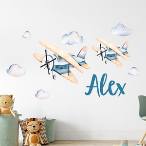 Calcomanías de pared personalizadas con nombre de avión para niños. Pegatinas de pared de acuarela con aviones y nubes. Calcomanías de pared para guardería. Avión para niños y niñas.