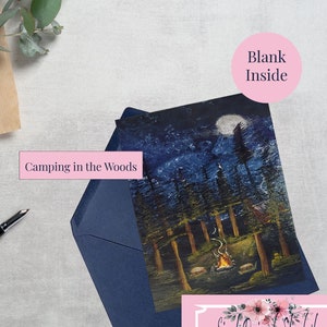 Cartão de felicitações com fogueira e cabana - Céu iluminado pela lua - Cartão em branco - Parede de colagem - Impressão artística - Acampamento na floresta