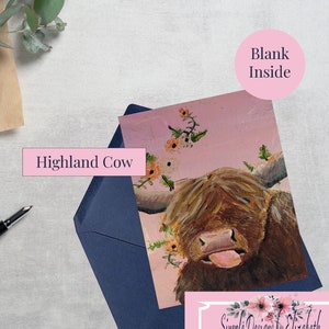 Vaca Highland - Cartão de felicitações artístico - Animal de fazenda brincalhão - Fundo floral rosa - Cartão em branco - Impressão de parede com colagem