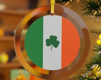 Könnte beinhalten: Ein runder Glas-Anhänger mit goldfarbenem Rand und einem Kleeblatt-Design. Der Anhänger zeigt die Farben der irischen Flagge: Grün, Weiß und Orange.