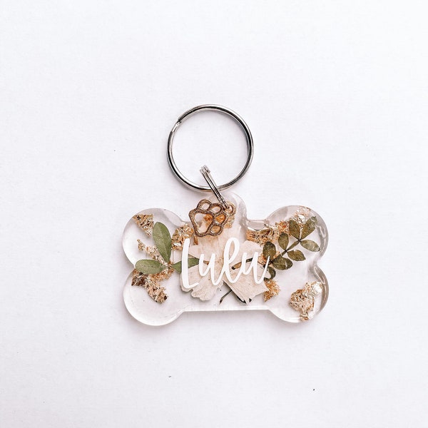 Placa de identificación de resina para perro: Placa de identificación floral hecha a mano con copos dorados