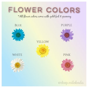 以下が含まれることがあります： 5色の押し花が示されたチャートで、上部に「FLOWER COLORS」というテキスト、下部に「*All flower colors come with gold foil & greenery」というテキストがあります。色は青、紫、白、黄、ピンクです。