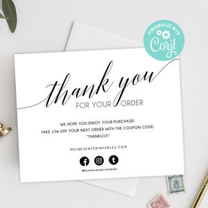 以下が含まれることがあります： 手書きの「thank you」のメッセージと「FOR YOUR ORDER」のテキストが書かれた白黒のサンキューカード。カードには、「WE HOPE YOU ENJOY YOUR PURCHASE! TAKE 15% OFF YOUR NEXT ORDER WITH THE COUPON CODE: "THANKU15" MAINEVENTPRINTABLES.COM」のテキストと、Facebook、Instagram、Twitterのソーシャルメディアアイコンも含まれています。