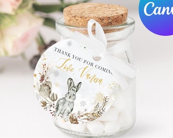 Op de afbeelding: Een ronde witte bedankkaart met een gouden en wit bloemendesign en een konijn. De kaart zegt "Bedankt voor je komst Liefs, Vanessa".