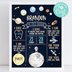 Espacio exterior primer cumpleaños hito tablero niño astronauta primer viaje alrededor del sol luna hito signo digital imprimible plantilla editable