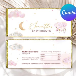 Op de afbeelding: Een roze en gouden baby shower chocoladebar wrapper met een wolk en maan ontwerp. De wrapper zegt "Samantha's Baby Shower" en bevat een voedingswaardetabel met een humoristische lijst van ingrediënten: "anders dan gebruikelijk, tonnen knuffels en kussen".