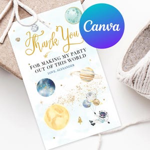 Puede incluir: Una etiqueta de agradecimiento azul y dorada con un astronauta que sostiene globos con forma de planetas. El texto dice "Gracias por hacer de mi fiesta un mundo aparte. Con cariño, Alexander."