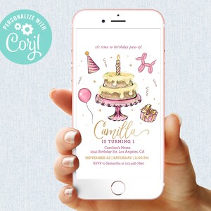 Puede incluir: Una invitación de fiesta de cumpleaños rosa y dorada para una niña que cumple un año. La invitación presenta un pastel con una sola vela, un globo rosa, un gorro de fiesta rosa, un animal de globo rosa y una caja de regalo rosa. El texto de la invitación dice "it's time to birthday paw-ry!" y "Camilla is turning 1".