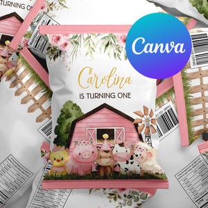 Puede incluir: Bolsas de regalo rosas y blancas con un tema de granja. Las bolsas presentan un granero rosa, un molino de viento y una variedad de animales de granja. El texto "Carolina cumple un año" está impreso en la parte delantera de las bolsas.