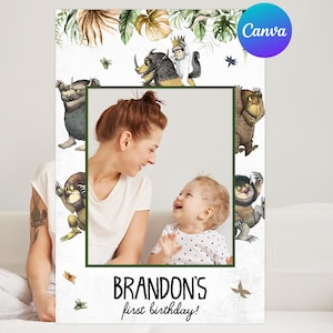 Könnte beinhalten: Ein weißer Fotoautomaten-Requisit mit grünem Blatt-Rand und Illustrationen von Figuren aus dem Buch Wo die wilden Kerle wohnen. Der Text "BRANDON'S first birthday!" befindet sich am unteren Rand des Requisits.