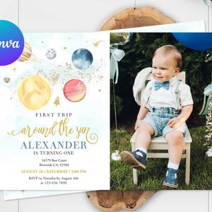 Puede incluir: Una invitación azul y blanca con una ilustración de acuarela de planetas y estrellas. El texto dice "Primer viaje alrededor del sol Alexander cumple un año Agosto 26 [sábado] 2:00 PM 16579 Ben Court Riverside CA, 92504 RSVP a Natasha antes del 4 de agosto al 123-456-7890". Una foto de un bebé en una camisa blanca y un mono azul está en el fondo.