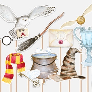 以下が含まれることがあります： ハリー・ポッターをテーマにした小道具の水彩イラスト。手紙を持った白いフクロウ、ほうき、メガネ、ネクタイ、スカーフ、大釜、鍵、組み分け帽子、金のスニッチ、トロフィー、稲妻など。