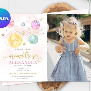 Puede incluir: Una invitación de fiesta de primer cumpleaños con temática espacial rosa y dorada con una ilustración de acuarela de planetas y estrellas. La invitación dice "Primer viaje alrededor del sol Alexandra está cumpliendo un año" con la fecha, la hora y la información de RSVP.