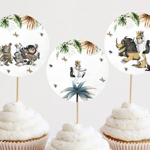 Könnte beinhalten: Drei runde Cupcake-Topper mit Illustrationen aus dem Buch Wo die wilden Kerle wohnen. Der erste Topper zeigt eine Gruppe wilder Kerle beim Tanzen. Der zweite Topper zeigt ein wildes Kerl, das ein Wesen mit einer Krone auf dem Kopf reitet. Der dritte Topper zeigt ein wildes Kerl mit einer Krone auf dem Kopf, das auf einer Palme steht.