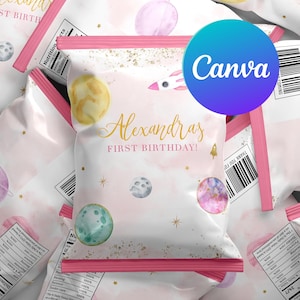 Puede incluir: Bolsas de aperitivos blancas con borde rosa e ilustraciones temáticas espaciales. Las bolsas presentan planetas, estrellas y un cohete. El texto dorado dice "Alexandras FIRST BIRTHDAY!" Logotipo de Canva visible.