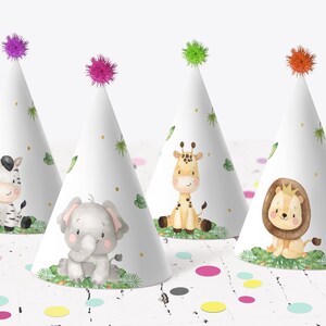 Puede incluir: Cuatro sombreros de fiesta blancos con diferentes diseños de animales. Los sombreros tienen un pompón verde, morado, naranja y rosa en la parte superior. Los animales son una cebra, un elefante, una jirafa y un león.