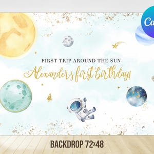 Puede incluir: Un telón de fondo de temática espacial azul y blanco con purpurina dorada y estrellas. Presenta un astronauta de dibujos animados, planetas y el texto "First Trip Around The Sun Alexanders First Birthday!"