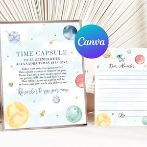 Puede incluir: Una tarjeta de cápsula del tiempo azul y blanca con temática espacial. La tarjeta tiene un mensaje para un niño que se abrirá cuando cumpla 18 años. La tarjeta está decorada con planetas, estrellas y un cohete. La tarjeta también incluye una hoja de papel separada para escribir un mensaje al niño.