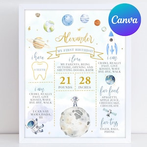 Puede incluir: Un cartel de hitos del primer cumpleaños de temática espacial, azul y dorado, con el nombre Alexander. El cartel presenta un cohete, planetas, estrellas y un astronauta. Incluye detalles como el peso, la altura y los alimentos y juguetes favoritos del niño.
