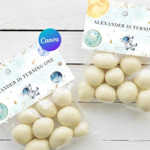 Puede incluir: Una bolsa de regalo para fiestas imprimible azul y amarilla con temática espacial. La bolsa presenta un astronauta, planetas, estrellas y el texto "Alexander cumple un año".