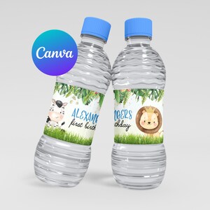 Puede incluir: Dos botellas de agua de plástico transparente con tapas azules y etiquetas personalizadas. Las etiquetas presentan un tema de selva con una cebra y un león, y el texto "Alexander's first birthday" y "Leo's first birthday".