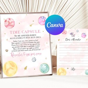 Puede incluir: Tarjeta de cápsula del tiempo rosa y blanca con temática espacial. La tarjeta tiene un mensaje para que el destinatario escriba una nota a su yo futuro. La tarjeta también incluye una ilustración con temática espacial con planetas, estrellas y un cohete.