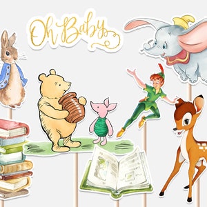 Peut inclure: Un ensemble de 7 décorations de cupcakes représentant des personnages de livres pour enfants classiques. Les décorations comprennent Winnie l'ourson, Porcinet, Peter Pan, Bambi, Dumbo et Lapin de Pâques. Les décorations sont imprimées sur du carton et ont des bâtonnets en bois fixés à l'arrière. Les décorations sont parfaites pour une fête prénatale ou un anniversaire.
