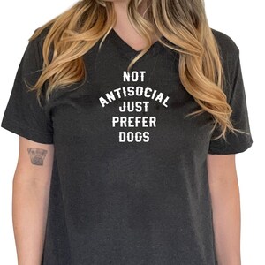Não é antissocial, apenas prefiro cães, camiseta unissex com gola V // camiseta preta, cinza e branca para cães, camiseta com letras gráficas, design minimalista, introvertido