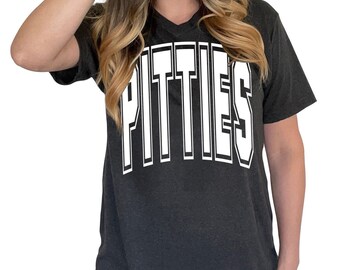 T-shirt unisexe à col en V Pitties / / T-shirt graphique lettrage collégial, tee-shirt Team Pit Bull, acclamations pour les types de race Bully, lettres surdimensionnées