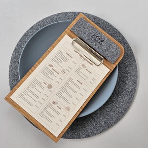 Drewniany schowek na menu w formacie A5 lub A4 do hoteli, restauracji, kawiarni, niestandardowa sklejka dębowa i filc Tablica menu, grawerowany uchwyt na menu restauracyjne