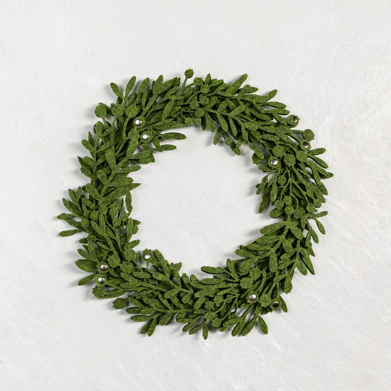 Couronne de table de Noël en feutre vert, décor de table de charme, pièce maîtresse de design minimaliste, couronne moderne et élégante, couronne de motifs floraux image 3