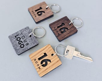 Brelok z grawerowanym, drewnianym filcem – numer pokoju hotelowego, Airbnb Supply