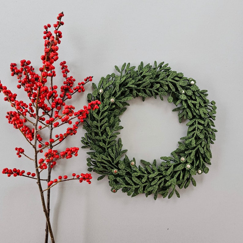 Couronne de table de Noël en feutre vert, décor de table de charme, pièce maîtresse de design minimaliste, couronne moderne et élégante, couronne de motifs floraux image 2