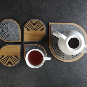 Retro Dekor, Holz und graue Filz Untersetzer, 4er Set oder 4+1 groß - Disco Style Tisch-Accessoire, moderne und minimalistische Stil Untersetzer
