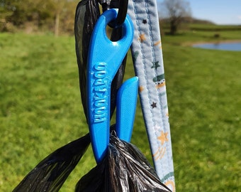 Bolsa para excrementos de perro Hookapoo, soporte para excrementos de perro con clip, manos libres, sostenible, rosa y azul, gancho para excrementos