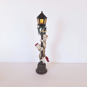 Three Cats Climbing a Lamppost Christmas Decoration Tabletop Doesn&#39;t Light Up