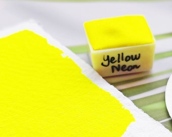 Acquerello artigianale giallo fatto a mano lettering vernice colore handlettering fluorescente YELLOW NEON