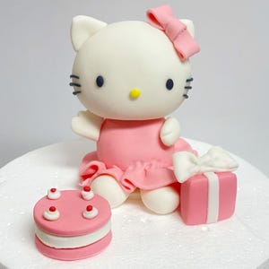 cute kitty inspired fondant cake topper