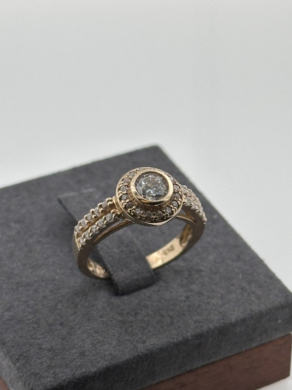 Chic 10kt Gold Ring with Zircon Gemstone, Size 6.25