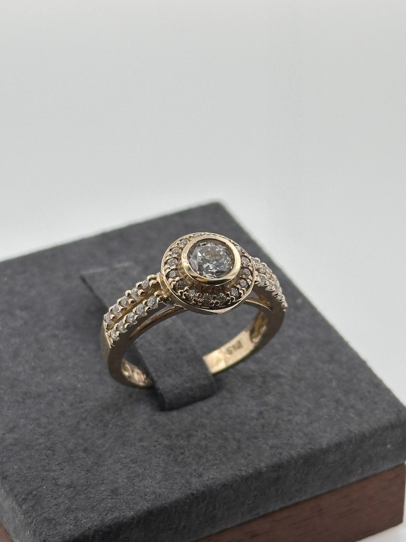 Chic 10kt Gold Ring with Zircon Gemstone, Size 6.25 image 1