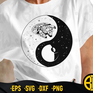 Puede incluir: Una camiseta blanca con un símbolo yin yang en blanco y negro que presenta una nave espacial Millennium Falcon de Star Wars en el lado blanco. El símbolo está centrado en la camiseta.