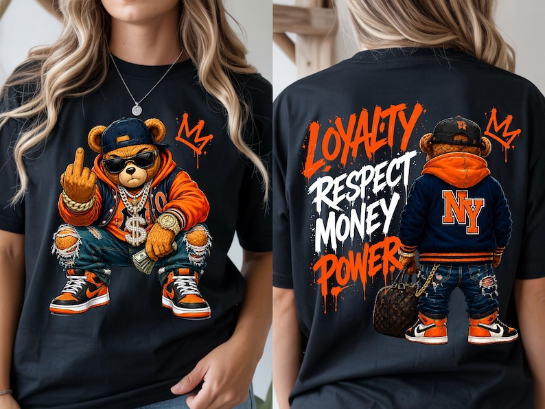Może przedstawiać: Czarny t-shirt z kresk&oacute;wkowym misiem w okularach przeciwsłonecznych, czapce i złotym łańcuchu, pokazującym środkowy palec. Miś ma na sobie pomarańczowo-niebieską kurtkę i podarte dżinsy. Z tyłu koszulki widnieją słowa "Lojalność, Szacunek, Pieniądze, Władza."