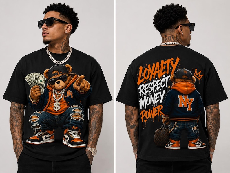 Może przedstawiać: Czarny t-shirt z kresk&oacute;wkowym misiem w okularach przeciwsłonecznych, złotym łańcuchem i pieniędzmi. Miś ma na sobie kurtkę, podarte dżinsy i trampki. Tył koszulki zawiera słowa "Lojalność, Szacunek, Pieniądze, Władza."