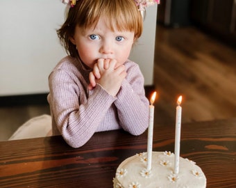 Edible Daisy Flower Made from Sugar Fondant. Custom decoration available, perfect for birthday, Christmas, and thanksgiving party