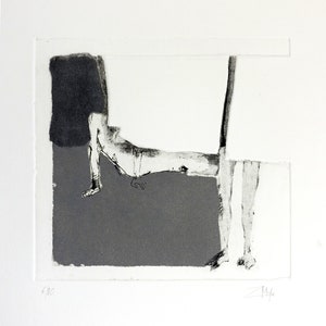 Könnte beinhalten: Schwarz-weiß abstrakter Druck einer liegenden Figur vor einem dunkelgrauen Hintergrund. Der Druck ist signiert mit "Z. Myle" und nummeriert "6/20".