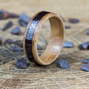 Bague en chêne massif et magnétite, bague de mariage unique en bois fait main, style bohème et vintage, alliance naturelle homme et femme image 1