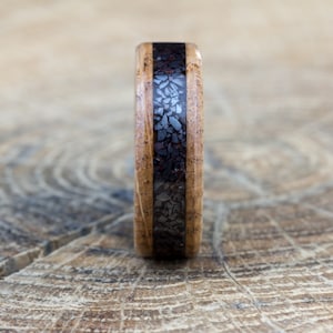 Bague en chêne massif et magnétite, bague de mariage unique en bois fait main, style bohème et vintage, alliance naturelle homme et femme image 2