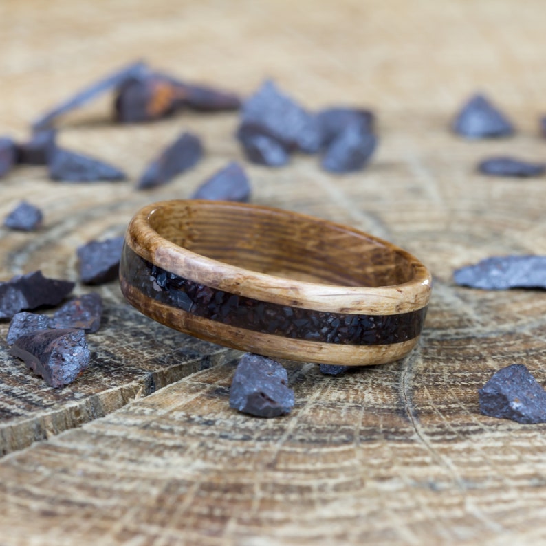 Bague en chêne massif et magnétite, bague de mariage unique en bois fait main, style bohème et vintage, alliance naturelle homme et femme image 4